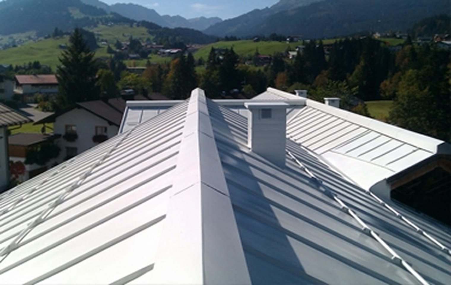 Blechdachbeschichtung mit Korrosionsschutz – umgesetzt von Fröwis