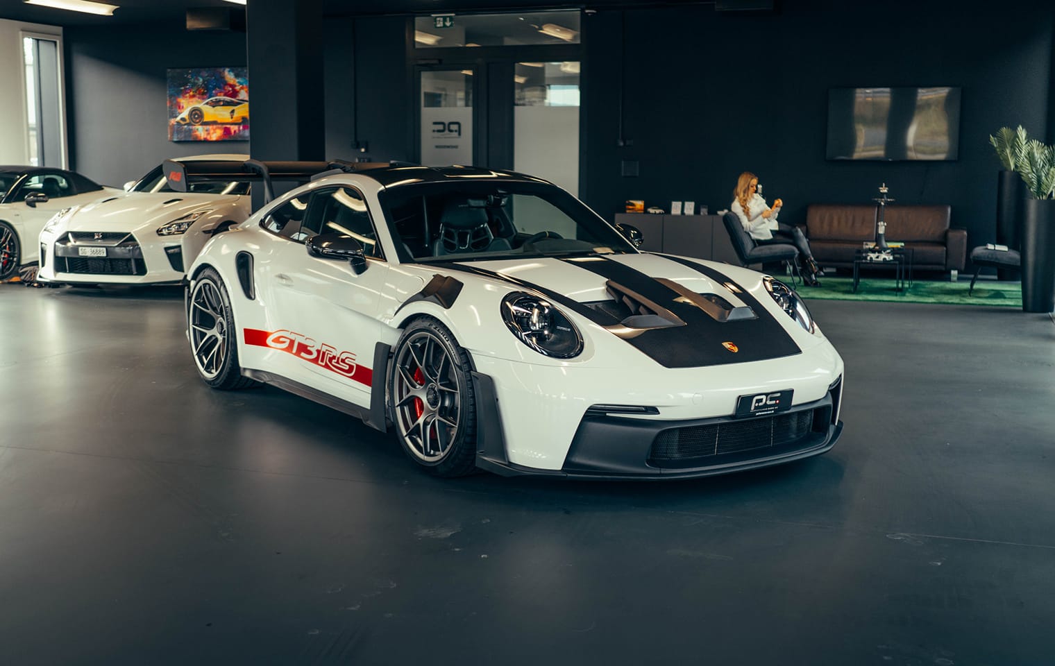 Professionelle Bodenbeschichtung in Garage – umgesetzt von Fröwis, Auto dient als Kontext